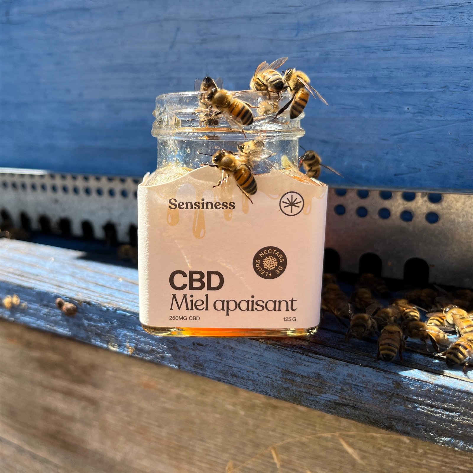Miel au CBD recouvert d'abeilles